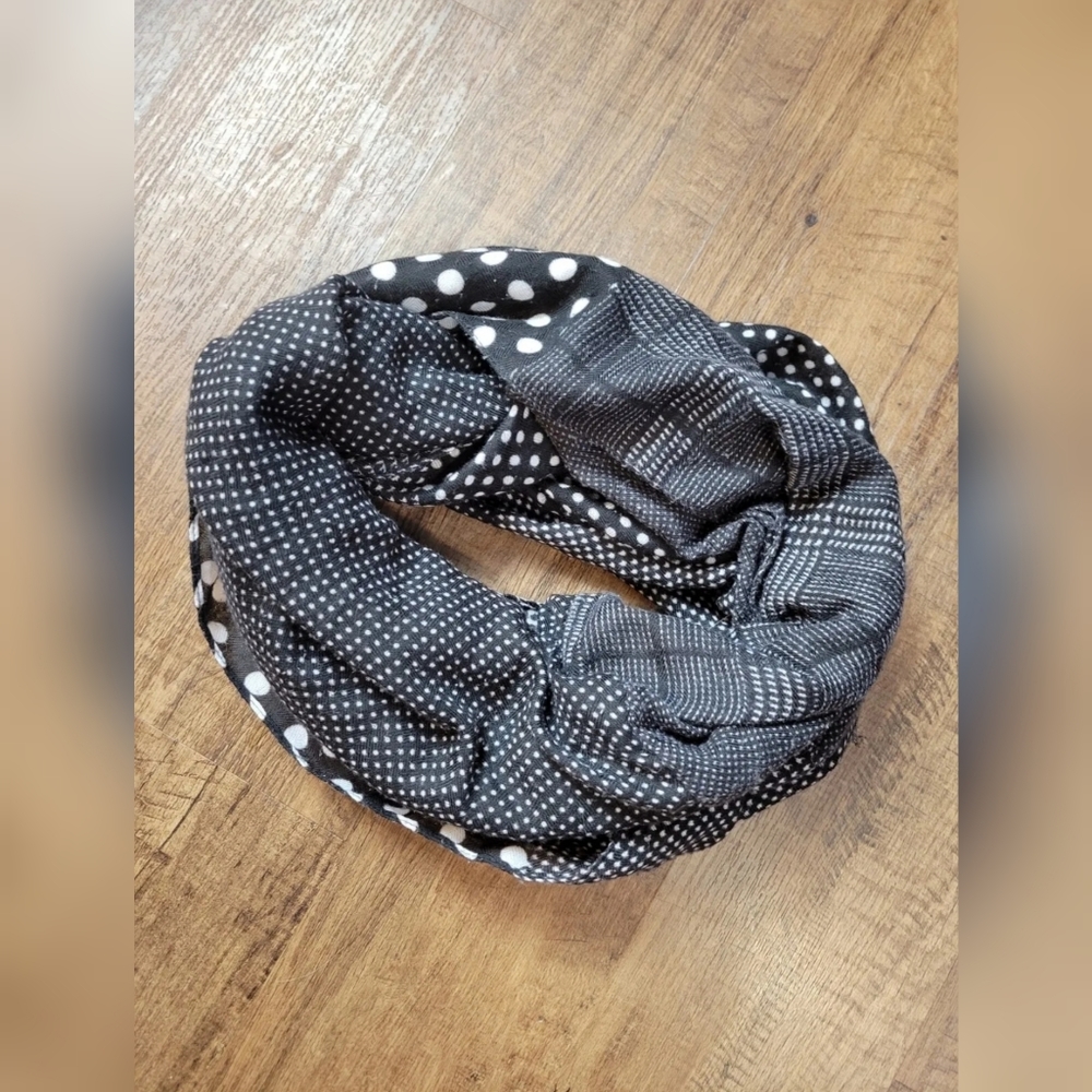 FREE W BUNDLE Jones New York patterned circle scarf